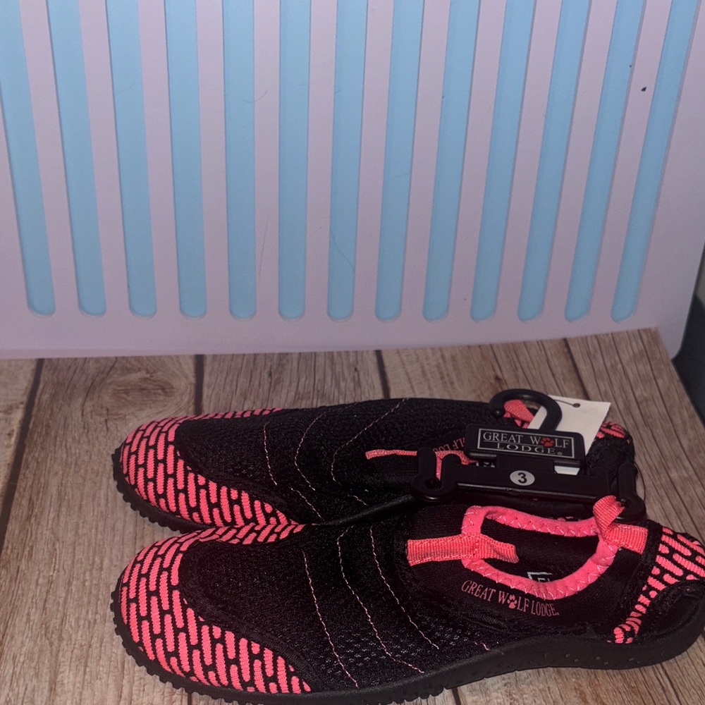 Great Wolf Lodge Kids Water Shoes - Black and Pink